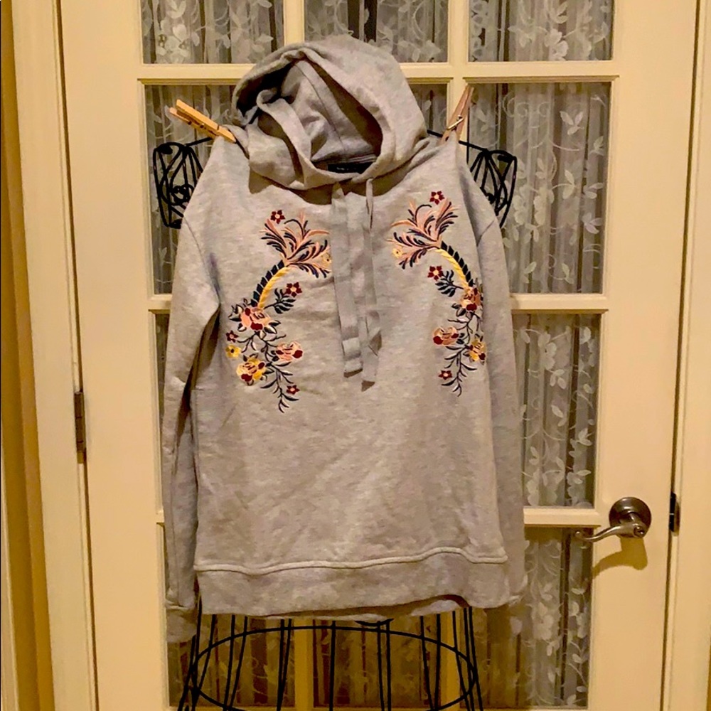 Romeo and Juliet Couture sweat shirt with flowers